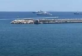 (VIDEO) SRUŠIO SE HELIKOPTER KOD ATINE Spaseno 5 osoba, spasioci ih izvukli iz mora na obalu