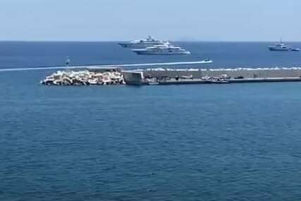 (VIDEO) SRUŠIO SE HELIKOPTER KOD ATINE Spaseno 5 osoba, spasioci ih izvukli iz mora na obalu