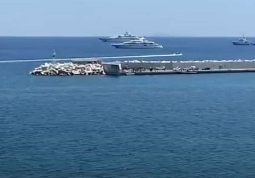 (VIDEO) SRUŠIO SE HELIKOPTER KOD ATINE Spaseno 5 osoba, spasioci ih izvukli iz mora na obalu