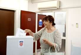 BIZARNA SITUACIJA Kandidat na hrvatskim izborima cijeli dan ne mrda s biračkog mjesta