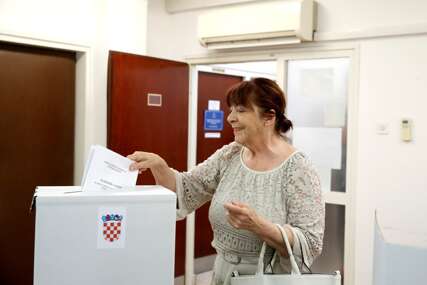 BIZARNA SITUACIJA Kandidat na hrvatskim izborima cijeli dan ne mrda s biračkog mjesta