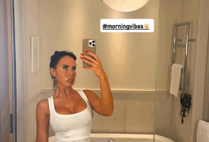 (FOTO)  Mokra kosa i uska haljina: Aleksandra Subotić pozirala ispred ogledala, silikoni u prvom planu