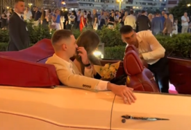 (VIDEO) "Nas su dovozili motokultivatorom" Maturantkinja na maturu stigla u LUKSUZNOM KABRIOLETU, a tek da vidite njenu haljinu koja je izazvala OPŠTI HAOS na mrežama