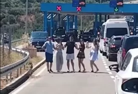 (VIDEO) "Hvala Bogu što nismo u istoj državi i što se zna ko je ko" Srpski turisti zaigrali kolo na hrvatskoj granici, pljušte reakcije  