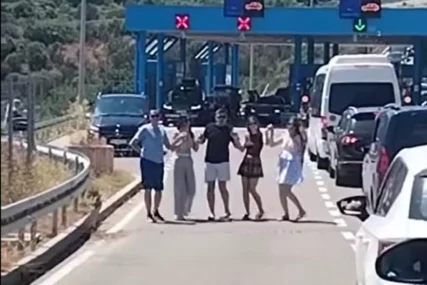 (VIDEO) "Hvala Bogu što nismo u istoj državi i što se zna ko je ko" Srpski turisti zaigrali kolo na hrvatskoj granici, pljušte reakcije  