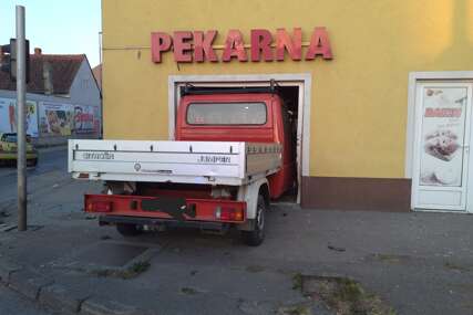 (FOTO) TEŠKA NESREĆA Kamion uletio u pekaru, povrijeđeno 5 osoba