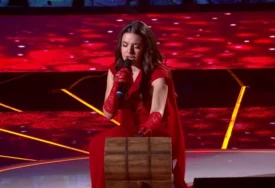 EMOTIVNO U FINALU ZVEZDA GRANDA Katarina Dakić položila 16 ruža u čast nastradalih u Novom Sadu