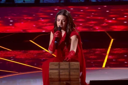 EMOTIVNO U FINALU ZVEZDA GRANDA Katarina Dakić položila 16 ruža u čast nastradalih u Novom Sadu