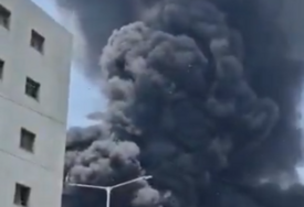 (VIDEO) Gusti, crni dim prekriva nebo: Ovo su prvi snimci katastrofalne avionske nesreće na leti za London, u letjelici bilo NA STOTINE PUTNIKA