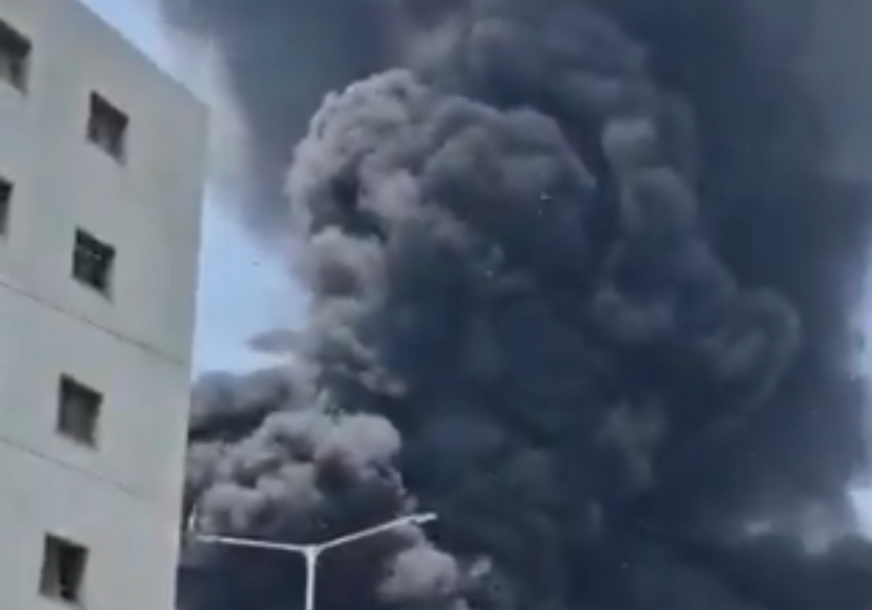(VIDEO) Gusti, crni dim prekriva nebo: Ovo su prvi snimci katastrofalne avionske nesreće na leti za London, u letjelici bilo NA STOTINE PUTNIKA
