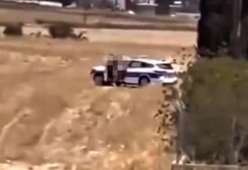(FOTO) UHVAĆENI U VRELOJ AKCIJI Policajac i policajka imali intimni odnos usred dana, pa snimljeni