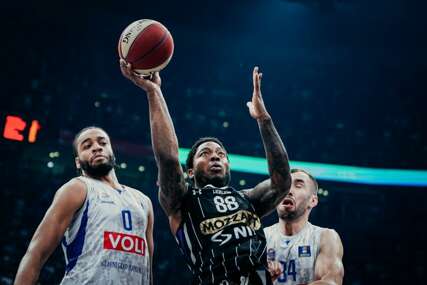 Partizan odličnom odbranom lomi Budućnost: Crno-bijeli imaju dvocifrenu prednost nakon prvog poluvremena, Tajrik Džons zapalio dvoranu