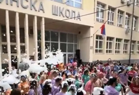(VIDEO) Jedni zgroženi, drugi oduševljeni: Maturanti igrali KOLO U PJENI, slavili kao da sutra ne postoji
