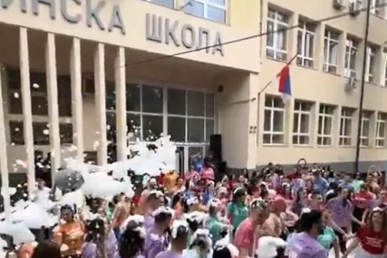 (VIDEO) Jedni zgroženi, drugi oduševljeni: Maturanti igrali KOLO U PJENI, slavili kao da sutra ne postoji
