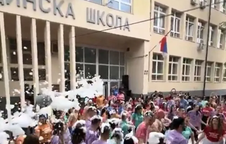 (VIDEO) Jedni zgroženi, drugi oduševljeni: Maturanti igrali KOLO U PJENI, slavili kao da sutra ne postoji