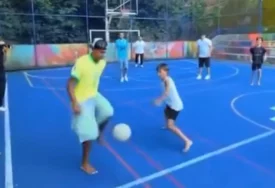 (VIDEO) PONOVO ODUŠEVIO SVE Jamal zaigrao fudbal u jednom od najopasnijih dijelova svijeta