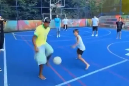 (VIDEO) PONOVO ODUŠEVIO SVE Jamal zaigrao fudbal u jednom od najopasnijih dijelova svijeta