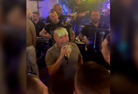 (VIDEO) Doveo atmosferu do usijanja: Đani na proslavi rođenja sina Uroša Živkovića dobio PAPREN BAKŠIŠ, gosti mu na čelo lijepili novčanice od 100 evra