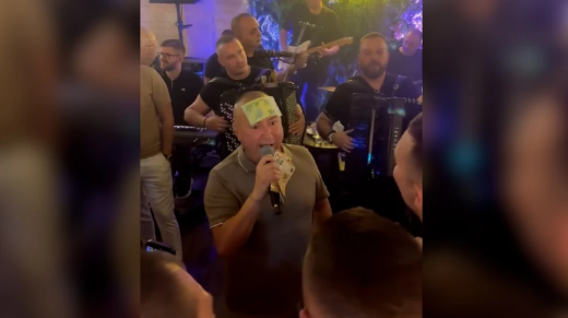 (VIDEO) Doveo atmosferu do usijanja: Đani na proslavi rođenja sina Uroša Živkovića dobio PAPREN BAKŠIŠ, gosti mu na čelo lijepili novčanice od 100 evra