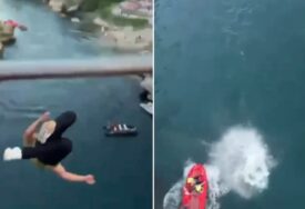 (VIDEO) Mnogima je knedla zastala u grlu: Isplivao snimak skoka turiste sa Starog mosta u Mostaru iz drugog ugla koji ga je mogao KOŠTATI ŽIVOTA