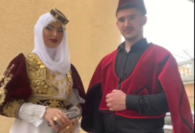 (VIDEO) "Blago vašim roditeljima" Maturanti iz Novog Pazara zasijali U NARODNOJ NOŠNJI, pa oduševili region