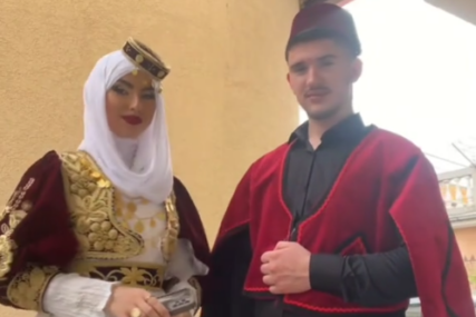 (VIDEO) "Blago vašim roditeljima" Maturanti iz Novog Pazara zasijali U NARODNOJ NOŠNJI, pa oduševili region