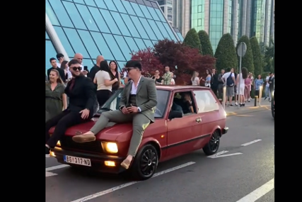 (VIDEO) "Ovo je svemirski brod" Maturanti Vazduhoplovne akademije u CRVENOM "JUGI" STIGLI NA MATURU, niko ne može da prestane da smije ovom prizoru