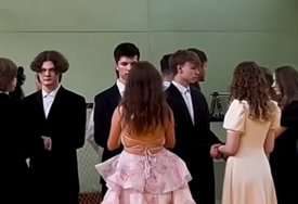 (VIDEO) Kada se okrenula NASTAO JE MUK: Maturantkinja za posljednji dan škole izabrala ovu kombinaciju, komentari su podijeljeni