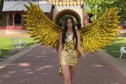 (FOTO, VIDEO) NAJHRABRIJA MATURANTKINJA Lenka zbog nesvakidašnjeg izdanja na maturskoj večeri ostavila sve bez daha, izgleda KAO VIKTORIJIN ANĐEO