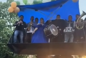 "Bože sačuvaj, u šta se matura pretvorila" Maturantkinju do restorana PREVEZAO BAGER U KAŠICI, a atmosferu upotpunili i trubači