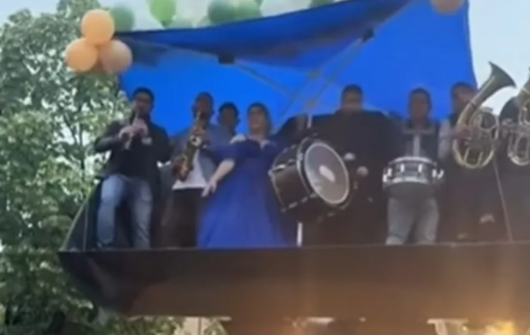 "Bože sačuvaj, u šta se matura pretvorila" Maturantkinju do restorana PREVEZAO BAGER U KAŠICI, a atmosferu upotpunili i trubači