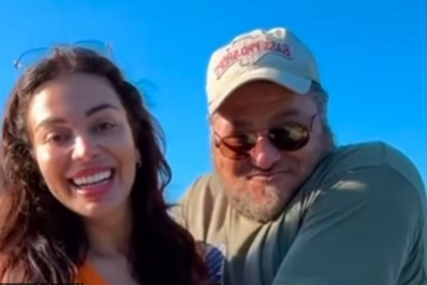 (VIDEO) Držao je na rođenju, a sada se zajedno drže za ruku: Mila ima 27 godina, a njen dečko 53, ljubavna priča koja ruši limite