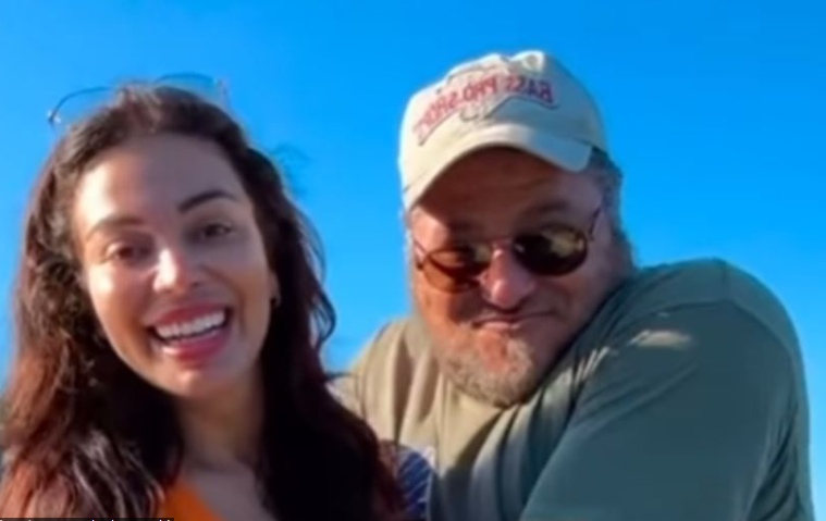 (VIDEO) Držao je na rođenju, a sada se zajedno drže za ruku: Mila ima 27 godina, a njen dečko 53, ljubavna priča koja ruši limite