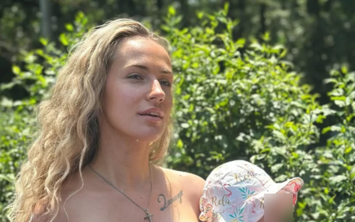 (FOTO) Svi gledaju u njen RAVAN STOMAK: Milica Veličković 6 mjeseci poslije porođaja izgleda nevjerovatno, pozirala sa kćerkom