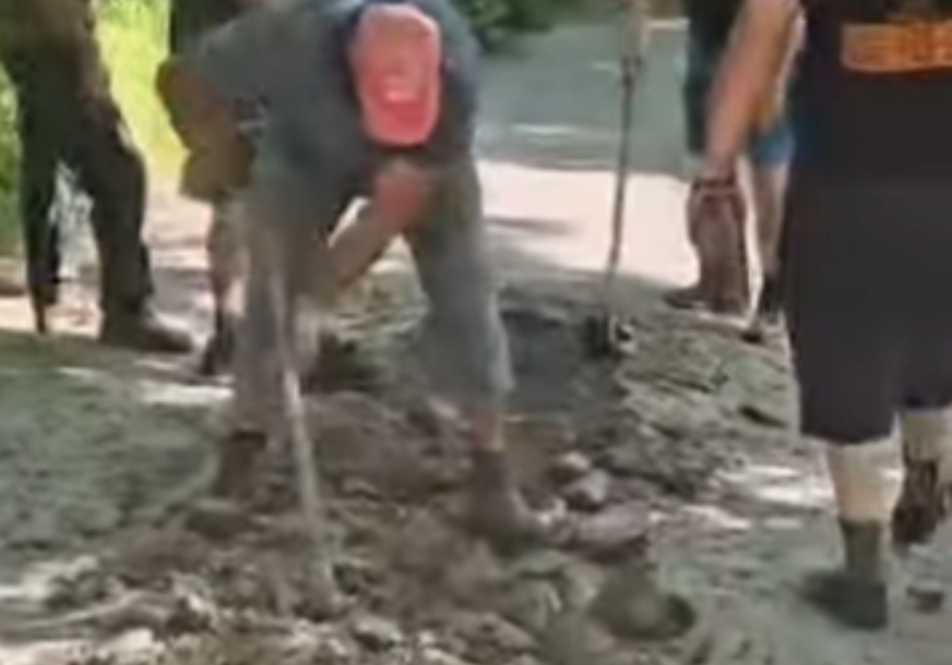 (VIDEO) Uzalud dali glasove: Mještani Šargovca ogorčeni na Stanivukovića koji NIJE ISPUNIO predizborno obećanje, sami se organizovali, pa uzeli stvar u svoje ruke