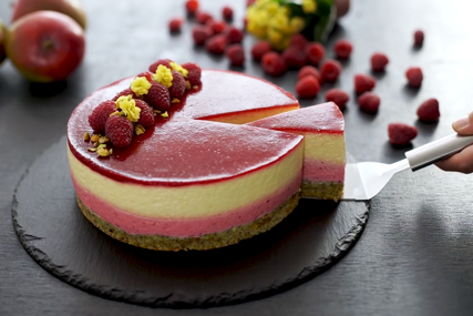 SAVRŠEN OSVJEŽAVAJUĆI DESERT Lagana mus torta s malinama, borovnicama i pistaćima