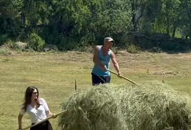 (FOTO) Juče skupljala sijeno, DANAS DIŽE TEGOVE: Nina Janković pozirala u teretani, pokazala koliku kilažu može da podigne u jednoj ruci