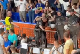 (VIDEO) DRAMA U PODGORICI Navijači izbačeni pred početak meča Budućnosti i Partizana