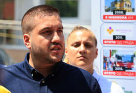 "Ovo je sramota" Drinić pozvao Minića da POPIŠE RUPE u Srpskoj, pomenuo i gumu na premijerovom autu