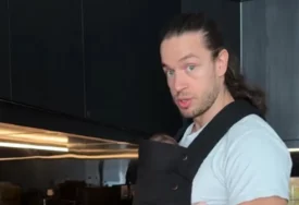 (VIDEO) TATA NEMANJA IZAZVAO BURU Čuva bebu i sprema ručak, dok je žena na bazenu, muškarci "ratuju" u komentarima