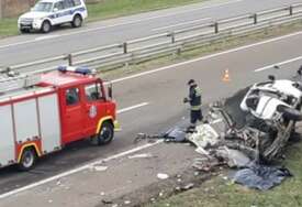 (FOTO) OTAC I TROMJESEČNA BEBA STRADALI U ZAUSTAVNOJ TRACI Zašto je bezbjedna zona auto-puta i OPASNA KLOPKA, ovako ne smijete da se ponašate u njoj