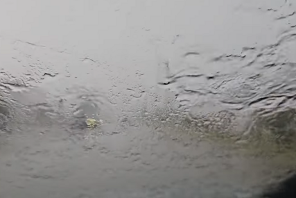(VIDEO) SVE NOSI PRED SOBOM Pojavio se snimak superćelijske oluje koja je napravila haos u komšiluku