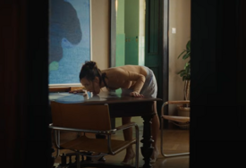 (VIDEO) Gola tijela, pljuvanje i seksualne aluzije: Ovo je spot koji je UZDRMAO CIJELI BALKAN, Relja i Nikolija OBORILI REKORDE