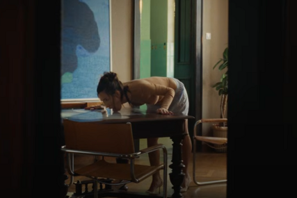 (VIDEO) Gola tijela, pljuvanje i seksualne aluzije: Ovo je spot koji je UZDRMAO CIJELI BALKAN, Relja i Nikolija OBORILI REKORDE