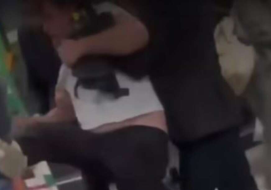 (VIDEO) Drama u Moskvi: Ljudi u crnom biznismena ubacili u gepek, kruže glasine da je BRUTALNO PRETUČEN zbog vređanja Čečena  