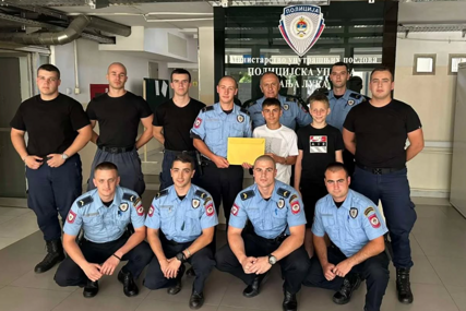 (FOTO) Primjer prave humanosti: Policajac Njegoš iz Banjaluke OTVORIO VRATA SVOG DOMA dječaku (15) iz Kosovske Kamenice