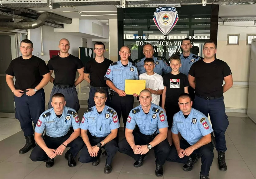 (FOTO) Primjer prave humanosti: Policajac Njegoš iz Banjaluke OTVORIO VRATA SVOG DOMA dječaku (15) iz Kosovske Kamenice