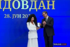 ODLIKOVANJE ZA VIDOVDAN Lidija Vukićević u bijelom kompletu ponosno primila priznanje, orden dobio i Đorđe David