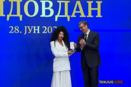 ODLIKOVANJE ZA VIDOVDAN Lidija Vukićević u bijelom kompletu ponosno primila priznanje, orden dobio i Đorđe David