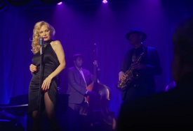 (VIDEO) NEOČEKIVAN SPOJ Pamela Anderson i Lijam Nison u rimejku filma “Goli pištolj”